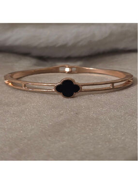 Women's Unbranded Rose Gold and Black Clover Bangle Bracelet, One Size